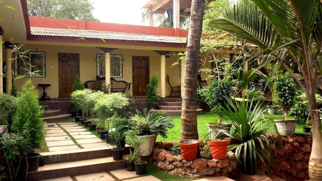 Zenobia Leisure guesthouse with veranda and tropical courtyard in Anjuna